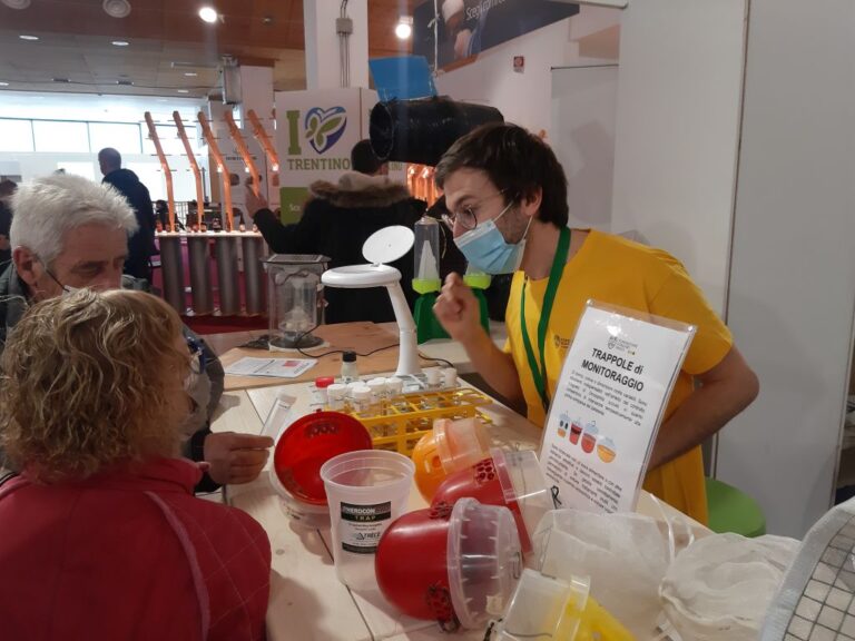 Gli insetti alieni fanno il pieno allo stand FEM. Grande interesse anche alle degustazioni di vini resistenti