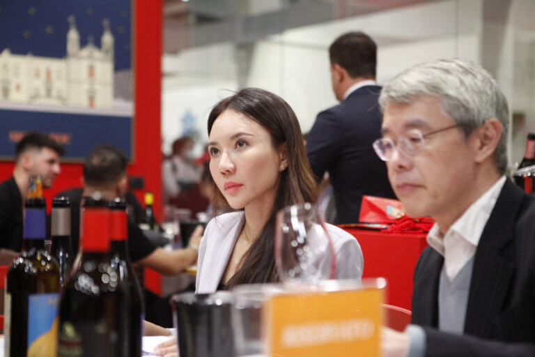 Vino. Il Consorzio del Barolo Barbaresco sbarca in Cina con Vinitaly