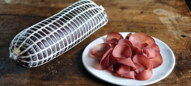 Salumi e frutta, gli alimenti giusti per l’attività all’aria aperta e gite fuori porta. I consigli di IVSI