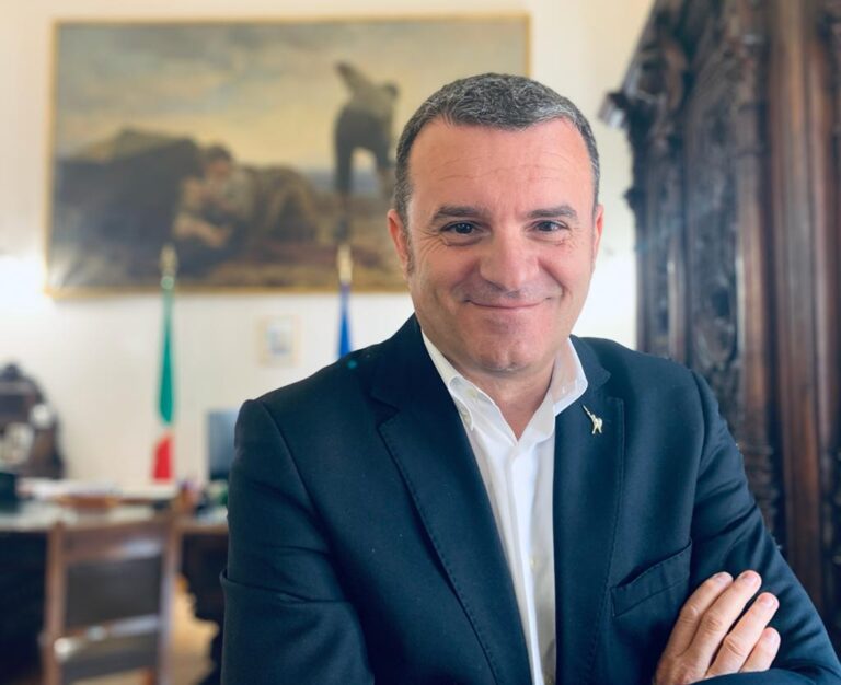 Emergenza cinghiali. Centinaio (Lega): problema per agricoltura e pericolo per cittadini. Presenterò interrogazione al governo