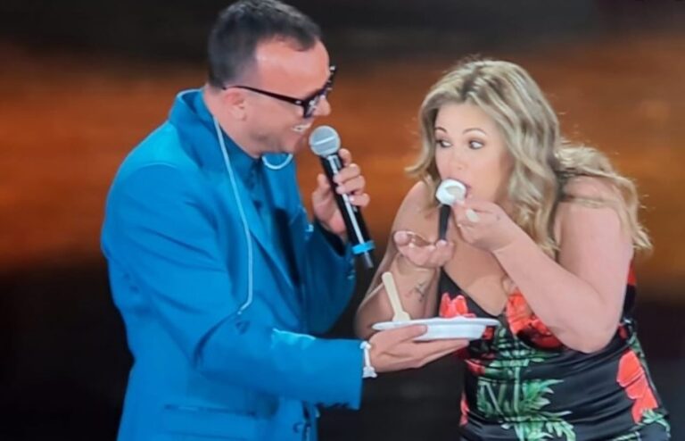 Che buona quella Mozzarella di Bufala Campana Dop. Il morso gustoso di Vanessa Incontrada ‘bellissima’ a Napoli