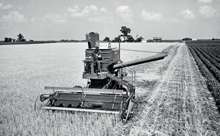 Meccanizzazione. John Deere celebra i 75 anni delle mietitrebbie semoventi