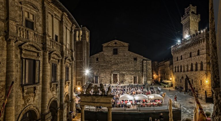 Cantine in Piazza. A Montepulciano il 19 agosto la suggestiva Piazza Grande diventa il salotto del Vino Nobile