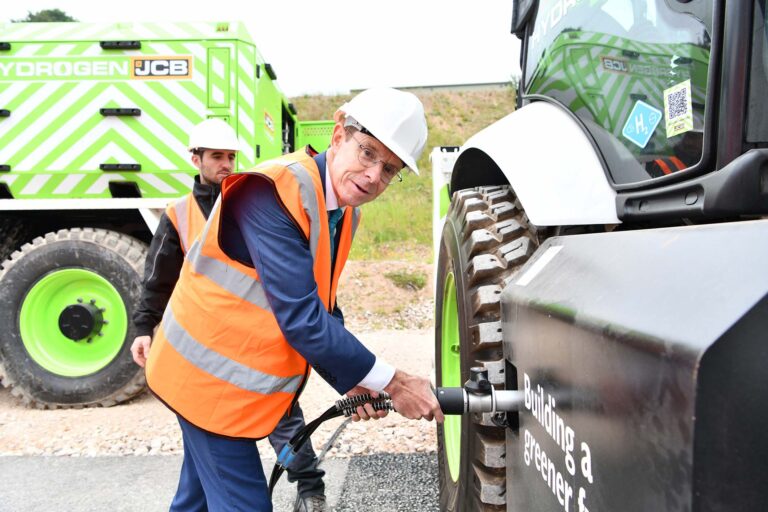 JCB svela il primo serbatoio mobile per il rifornimento di macchine a idrogeno