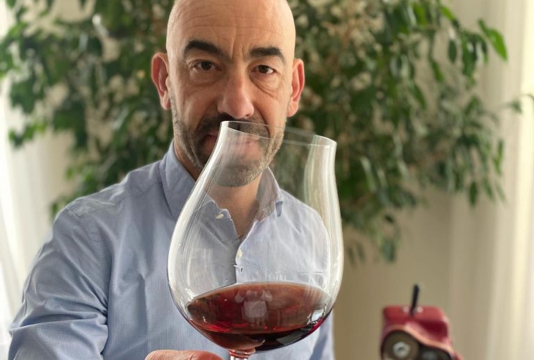 Etichetta vino, la scienza si divide. Il prof. Matteo Bassetti risponde ad Antonella Viola e brinda con un calice di rosso