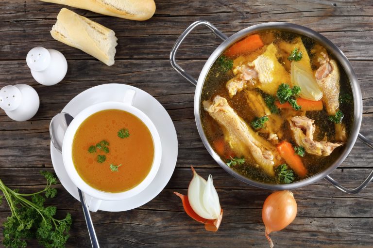 Brodo di pollo con ossa, zampe e testa. Una ricetta semplice e gustosa