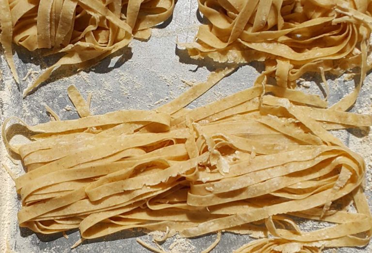 Fettuccine con rigaglie di pollo. Una piatto semplice alla portata di tutti