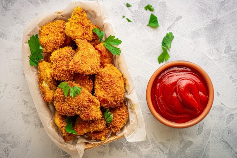 Nuggets di pollo. La ricetta per preparare a casa senza sprechi le crocchette dei fast food