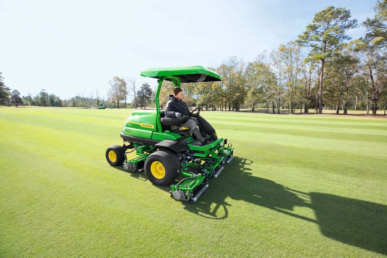 John Deere lancia l’elettrificazione e la connettività per le attrezzature per campi da golf