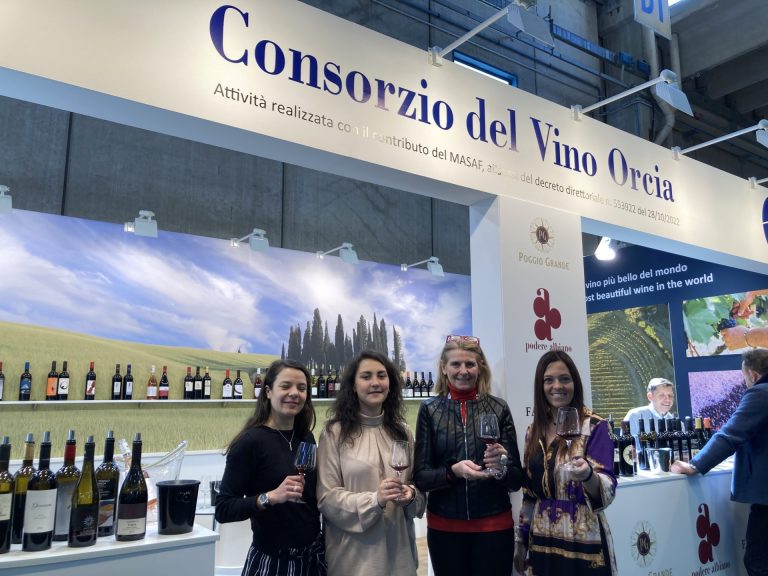 Vino Orcia, il Consorzio conquista il Vinitaly con la qualità nel calice e la bellezza del territorio – VIDEO