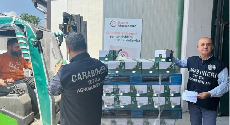 Carabinieri donano al Banco Alimentare di Salerno oltre 4.400 confezioni di salsa posta sotto sequestro