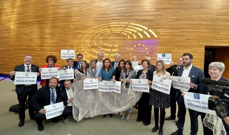 Dalla parte dei pescatori. A Strasburgo flash mob Lega contro i nuovi divieti pesca dell’UE