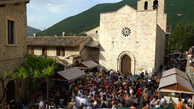 “Fior di Cacio” – Il 10 e 11 giugno 2023 a Vallo di Nera, castello della Valnerina, in Umbria, torna la festa che celebra le produzioni casearie artigianali di qualità