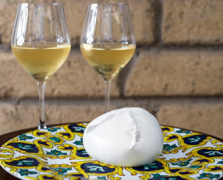 Il vino ideale per la Bufala Campana Dop? La Mozzarella più ambita in tour alla ricerca del principe azzurro