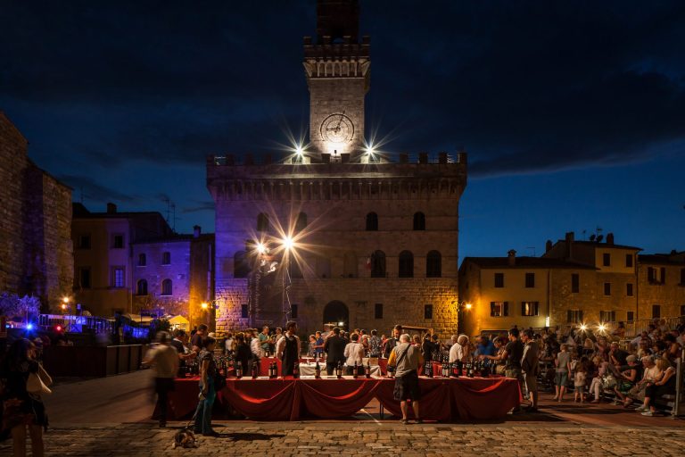 Calici di Stelle a Montepulciano: il 10 agosto 40 cantine del Vino Nobile in degustazione e piatti della tradizione