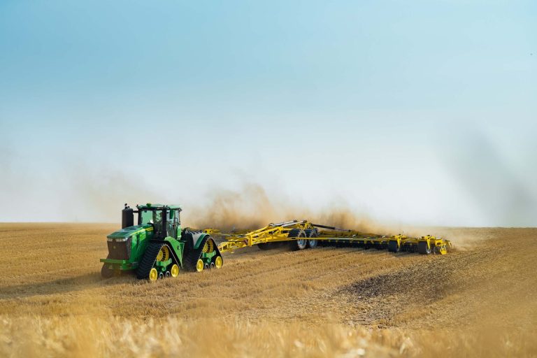 Serie 9RX John Deere aiuta a stabilire il nuovo record di ettari dissodati in 24 ore