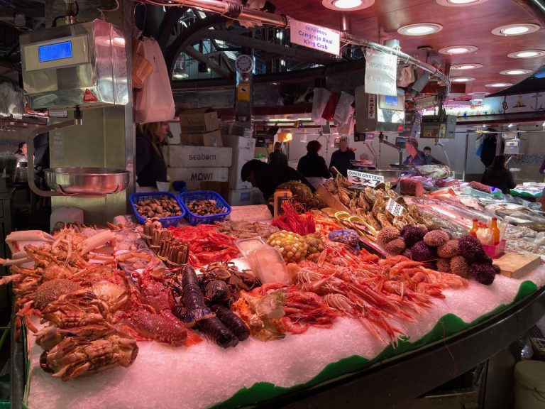 La Boqueria di Barcellona, il mercato più famoso e colorato del mondo. Pesce fresco, frutta e tapas