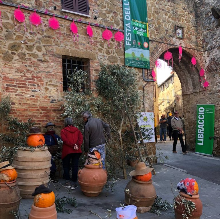 Festa dell’Olio Novo 2023: il primo weekend a Castelmuzio (Si) dal 13 al 15 ottobre