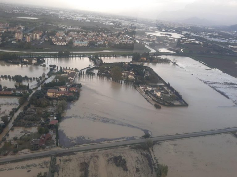 Maltempo in Toscana: 5 morti, 2 dispersi, allagamenti, situazione grave anche per agricoltura e vivaismo