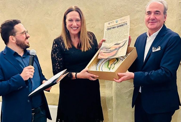 La giornalista Cristina Giannetti, Capo ufficio stampa Crea, premiata al Forum Informazione Cattolica a Siena