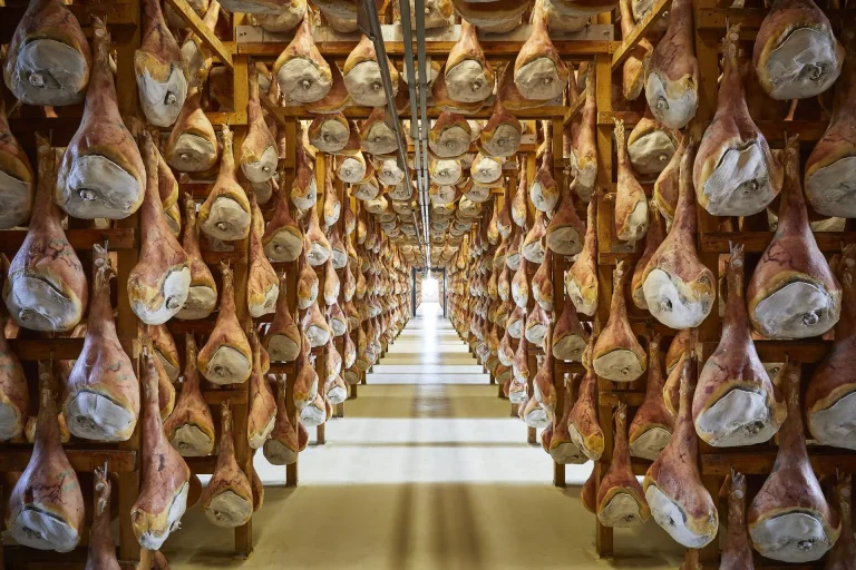 Prosciutto San Daniele Dop moltiplicatore di valore. Per 1 euro di fatturato ne attiva 2,2 nell’economia nazionale. Produzione a 320 milioni di euro