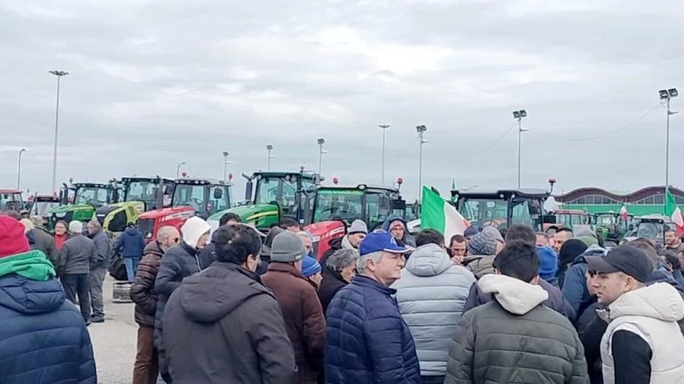 Le proteste degli agricoltori si moltiplicano anche in Italia: nel fine settimana casello di Orte bloccato, a Pescara nel lungomare