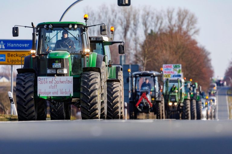 In Germania i trattori bloccano l’economia: agricoltori in rivolta da fine dicembre per il taglio dei sussidi al gasolio, la protesta continua