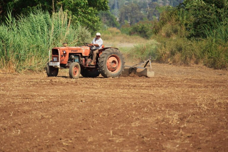 RC mezzi agricoli in aree private: l’ultimo appello per l’obbligo assicurativo