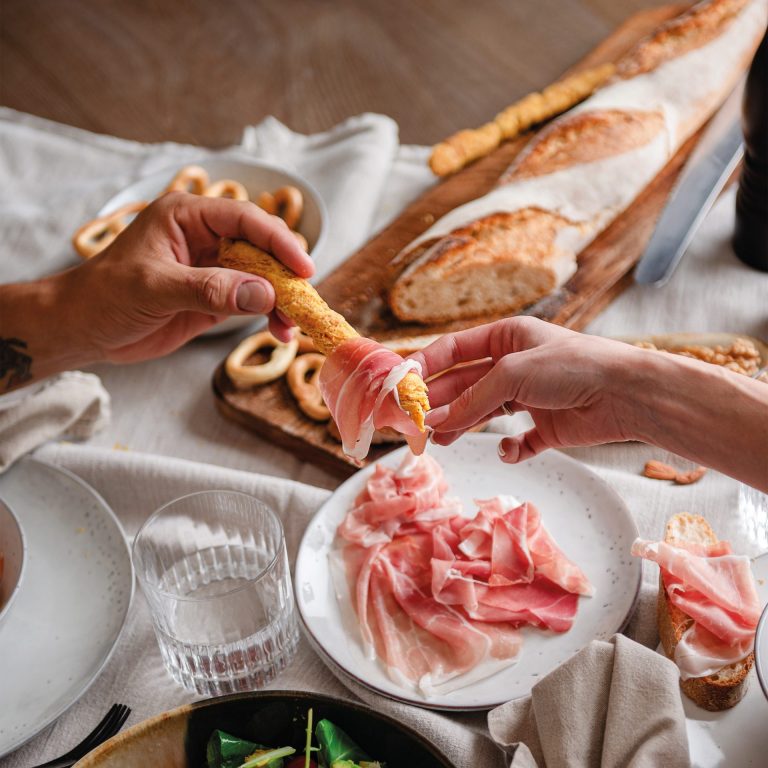 Il Prosciutto di San Daniele Dop piace in Italia e all’estero. Nel 2023 l’export sale al 19%. Prodotte 2,6 milioni di cosce