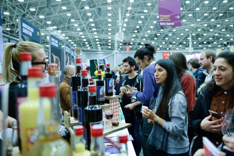 A Slow Wine Fair osti e ostesse premiati come ambasciatori dell’educazione alla cultura del bere buono, pulito e giusto