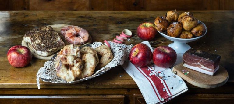 Carnevale: frittelle salate con salumi e frutta per due grandi classici in versione salata