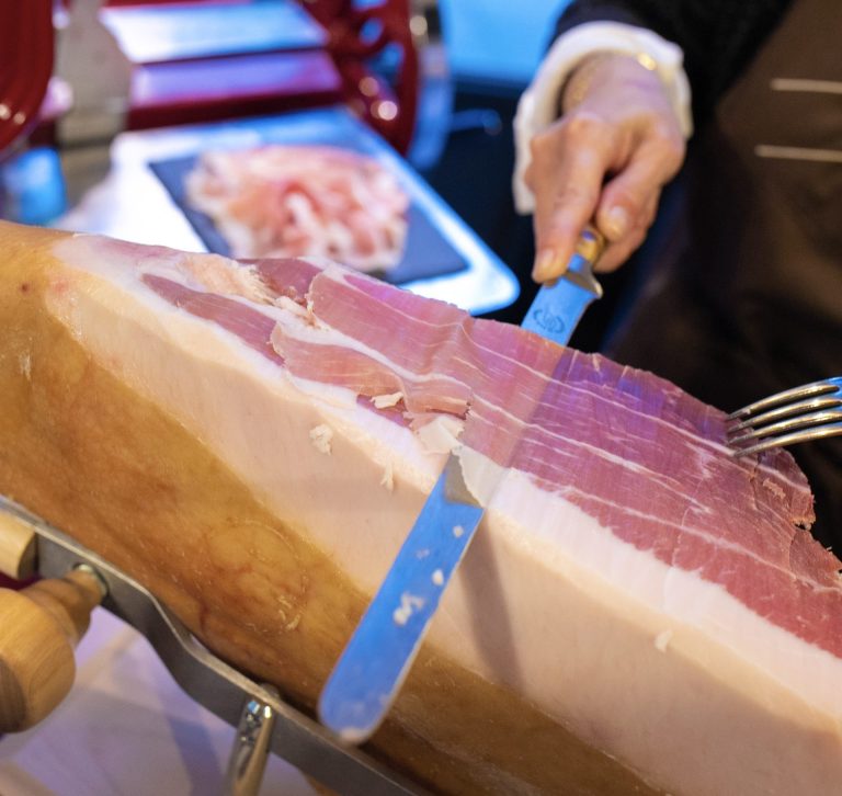 Aria di San Daniele, il Consorzio porta il prosciutto in tour per l’Italia. Prima tappa a Milano