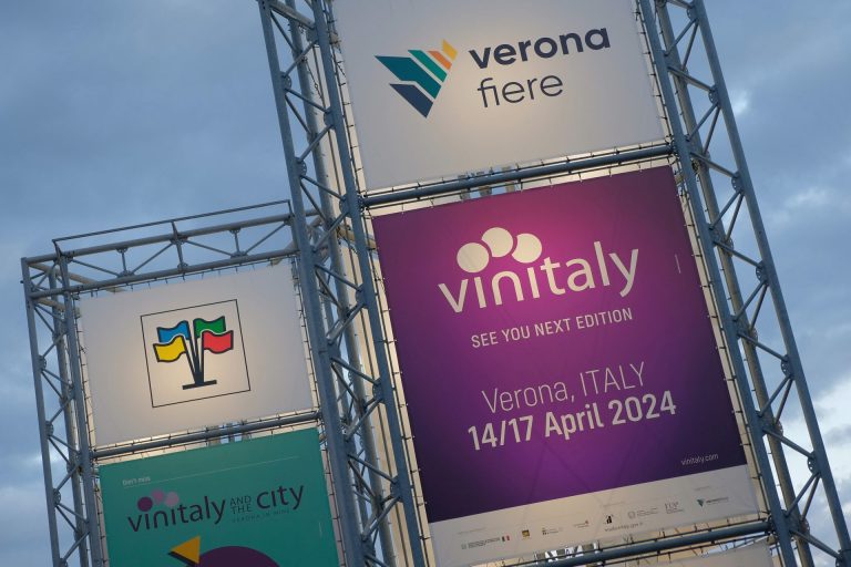 Vinitaly 2024 al via domenica 14 aprile: il programma della prima giornata e i politici presenti