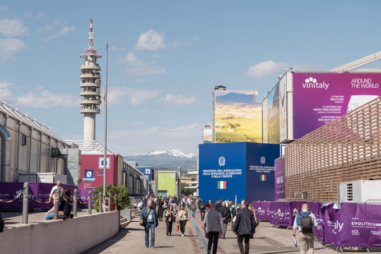 Il vino italiano vale 45 miliardi di euro (tra diretto e indotto) e occupa oltre 300 mila lavoratori. Vinitaly, un messaggio per l’economia