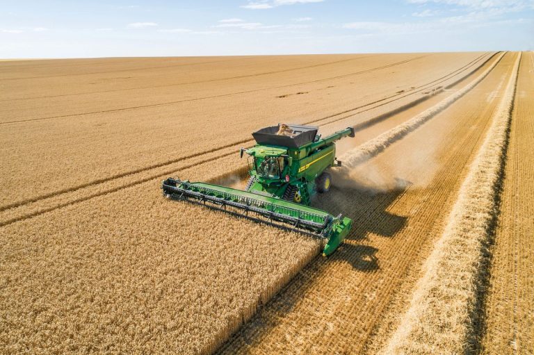 John Deere presenta le nuove mietitrebbie a scuotipaglia T5 e T6