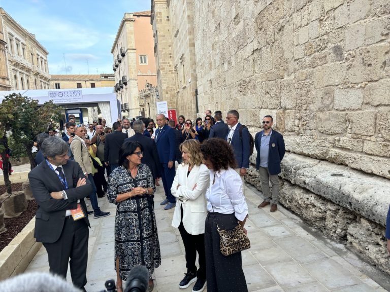 Giorgia Meloni ad Ortigia passeggia fra le macchine agricole. Federunacoma: settore vincente del Made in Italy