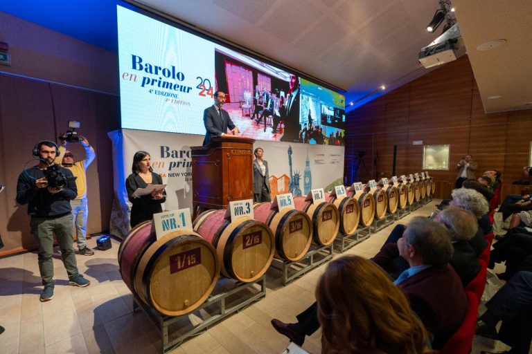 Barolo en primeur cresce ancora: l’asta solidale del vino che raccoglie 987 mila euro