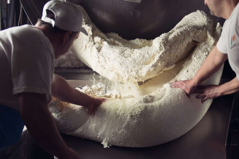 Mozzarella di Bufala Campana Dop: al via il nuovo corso per diventare casari