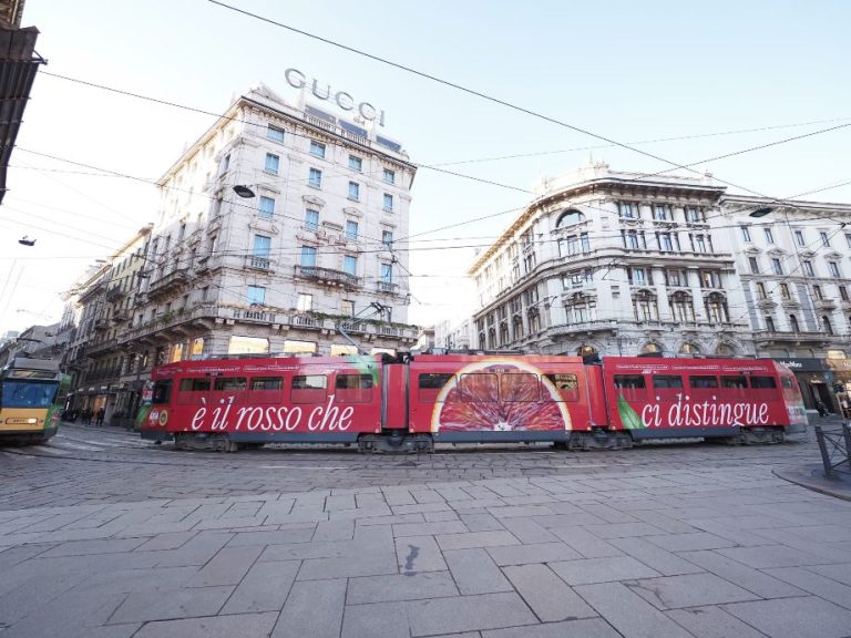 E’ il rosso che ci distingue. L’Arancia rossa di Sicilia IGP colora i tram di Milano